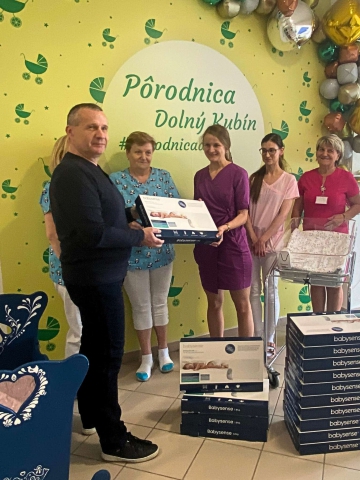 Dolnooravská nemocnica s poliklinikou MUDr. Ladislava Nádaši Jégého v Dolnom Kubíne dostala dar pre novorodencov.