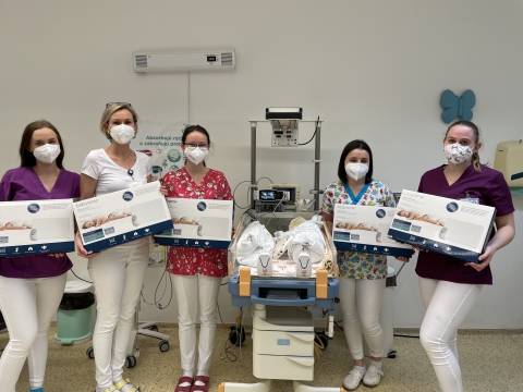 Desať nových monitorov dychu Babysense sme darovali tentokrát novorodeneckému oddeleniu – Fakultnej nemocnici v Trnave.
