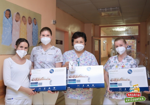 ​Nadácia Križovatka odovzdala Fakultnej nemocnici s poliklinikou v Nových Zámkoch 10 nových monitorov dychu.