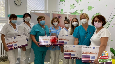 Nemocnica A. Leňu v Humennom, a.s., dostala 3. augusta darom od Nadácie Križovatka ďalších päť monitorov dychu BabySense 1 Pro.